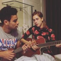 Sophia Abrahão canta e toca violão com o namorado, Sergio Malheiros, em vídeo