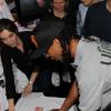 Ronaldinho Gaúcho passa boa parte do tempo autografando camisas de sua coleção
