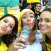 Bruna Marquezine e Rafaella Beckran posam com uma amiga durante jogo da seleção brasileira em Fortaleza em 19 de junho de 2013