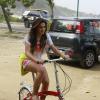 Bruna Marquezine aproveitou o intervalo para andar de bicicleta na Prainha