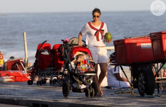 Luana Piovani passeia com o filho, Dom, na orla do Leblon, RJ, em 5 de dezembro de 2012