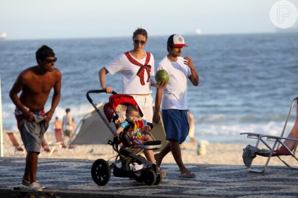 A atriz Luana Piovani empurra o carrinho do seu filho com Pedro Scooby