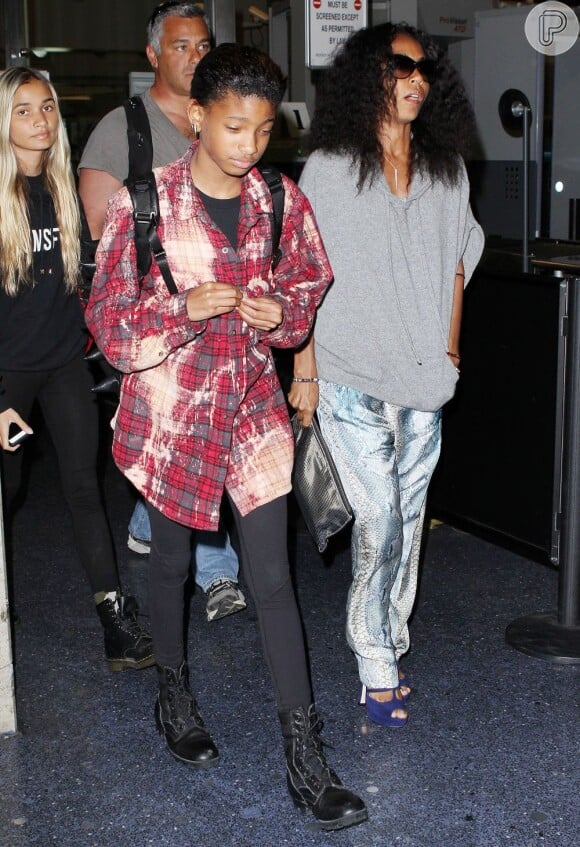 Jada Pinkett Smith, Willow e Jaden chegam ao aeroporto de Los Angeles, nos Estados Unidos, em 5 de dezembro de 2012