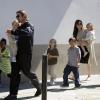 Angelina Jolie e Brad Pitt levam os seis filhos para passear