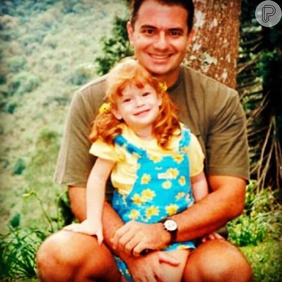 No Instagram, Marina Ruy Barbosa constuma postar fotos de sua infância. Nesta ela aparece ao lado de seu pai, Paulo