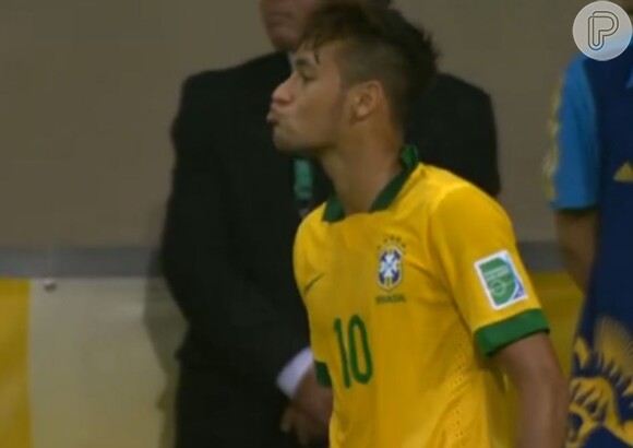 Neymar mandou beijo irônico para o jogador González, durante jogo do Brasil contra o Uruguai