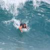 Cauã Reymond encara fortes ondas em praia carioca