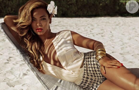 Beyoncé estrelou a campanha de Verão da H&M e posou para fotos e vídeos em uma praia das Bahamas