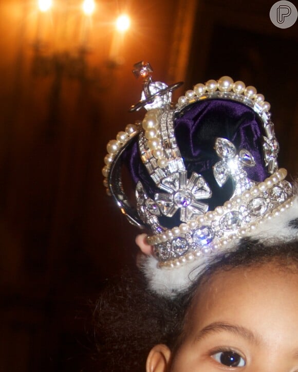 Beyoncé publicou uma foto da filha, Blue Ivy, usando uma coroa de pérolas e pedras preciosas