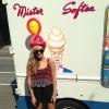 Beyoncé posa com chapéu de balão em frente a um carro de sorvete dos Estados Unidos