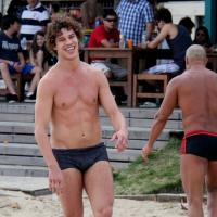 José Loreto curte folga de 'Flor do Caribe' jogando futevôlei em praia do Rio