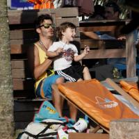 Thiago Rodrigues e Cristiane Dias curtem fim de tarde com o filho na praia