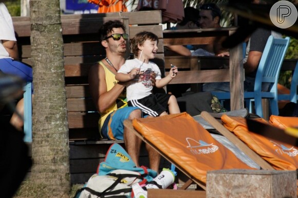 Thiago Rodrigues brinca com filho, Gabriel, na praia da Barra da Tijuca, na zona oeste do Rio, 6 de dezembro de 2012
