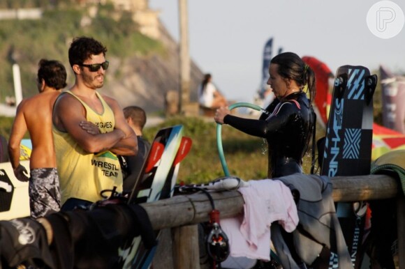 Cristiane Dias e Thiago Rodrigues conversam enquanto ela se refresca com mangueira