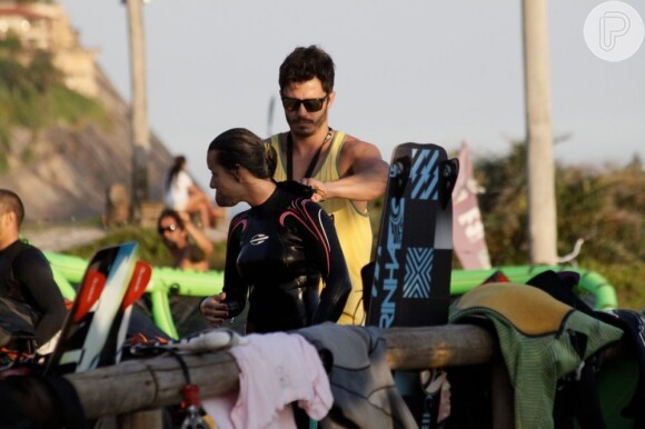 Thiago Rodrigues ajuda a mulher, Cristiane Dias, a tirar a roupa de surfe