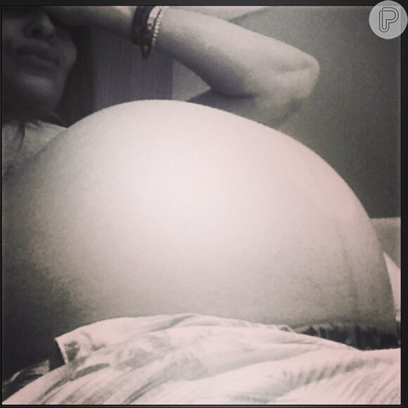 Juliana Paes postou foto do seu barrigão de noves meses na rede social, nesta segunda, 1° de junho de 2013