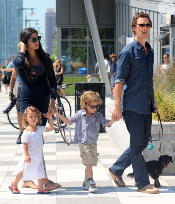 Matthew McConaughey e a modelo brasileira Camila Alves são pais de Levi, de 4 anos, Vida, de 3, e Livingston, de seis meses