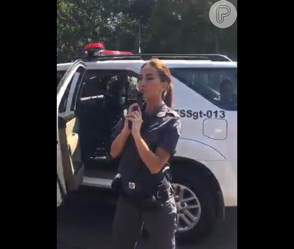 Sabrina Sato se veste de policial para gravação do seu programa na Record
