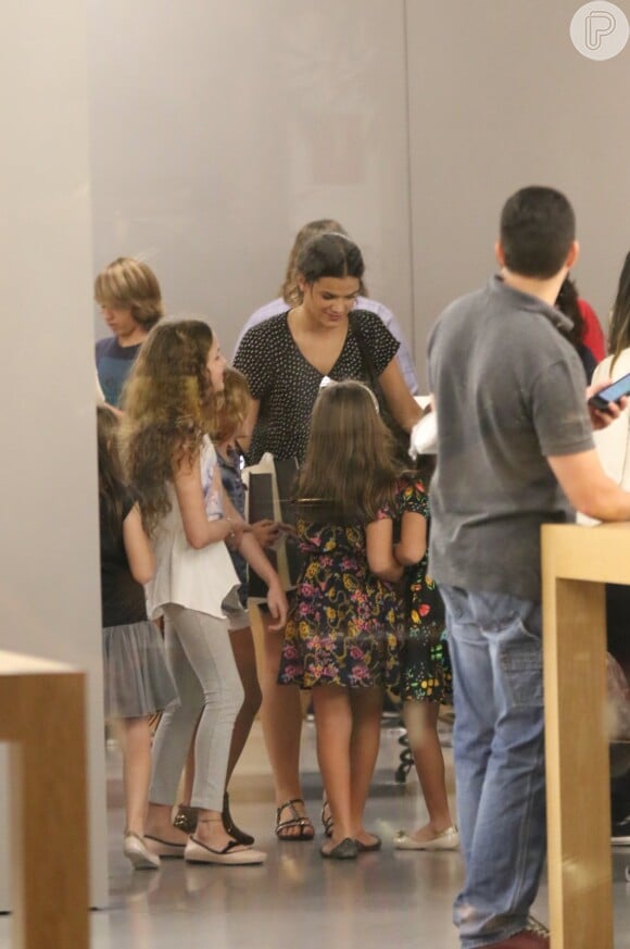 Simpática, a atriz Bruna Marquezine tirou fotos com crianças que a abordaram durante às compras, nesta quinta-feira, dia 30 de julho de 2015