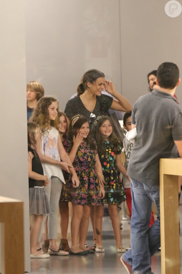 A atriz Bruna Marquezine tirou fotos com um grupo de crianças que a abordaram numa loja de aparelho celular em um shopping da Zona Oeste do Rio de Janeiro