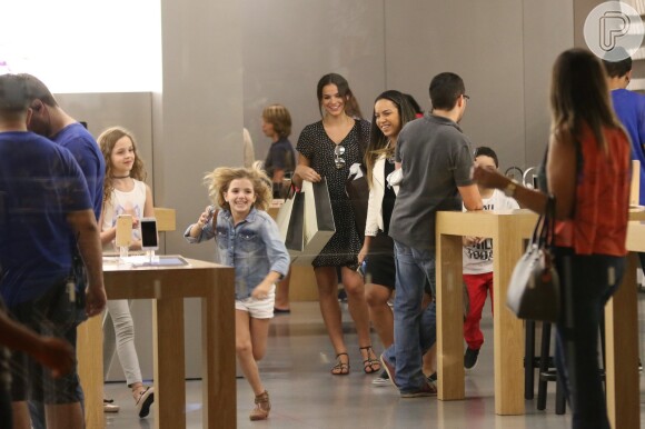 Uma menininha saiu correndo feliz após ter tirado uma foto com Bruna Marquezine, no shopping Village Mall na Barra da Tijuca, Zona Oeste do Rio de Janeiro