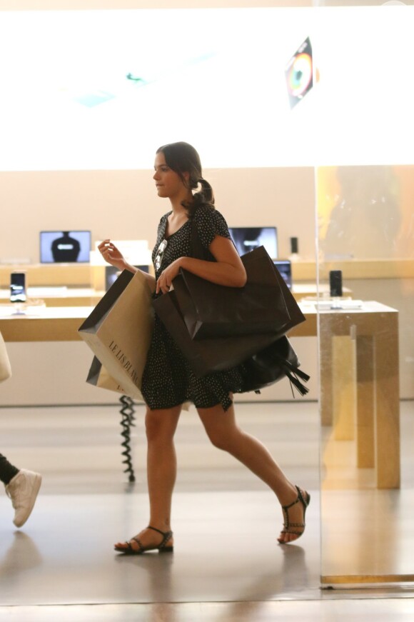 Depois de atender todas as crianças na loja de aparelho celular, Bruna Marquezine foi embora cheia de sacolas de compras