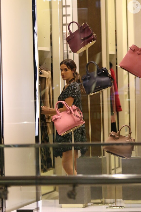 Bruna Marquezine também entrou um uma loja de bolsas no shopping Village Mall na Zona Oeste do Rio de Janeiro