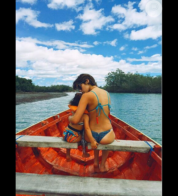 Isabella Santoni postou a foto ao lado de Nina, sua irmã, no Ceará e exibiu boa forma de biquíni