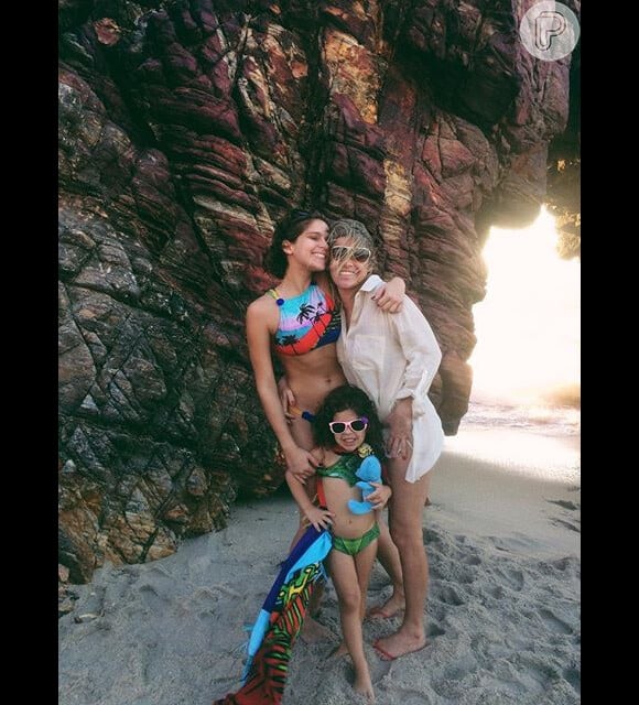 Isabella Santoni está viajando com a mãe, Ana Ribeiro, e a irmã caçula, Nina