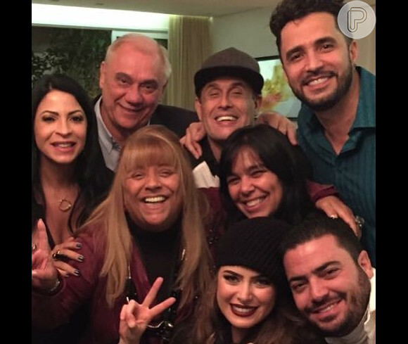Latino se reencontrou com a ex-mulher, Rayanne Morais, em festa promovida por Sérgio Mallandro, na noite desta quinta-feira, 30 de julho de 2015