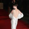 A atriz exibe o decote nas costas do vestido, na estreia mundial de 'Os miseráveis' em Londres