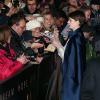 Anne Hathaway distribuiu autógrafos durante a estreia mundial de 'Os miseráveis', em Londres
