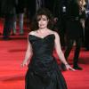 Helena Bonham Carter mostra toda sua desenvoltura no tapete vermelho da estreia mundial de 'Os miseráveis', em Londres