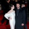 O casal principal da trama posa na estreia mundial de 'Os miseráveis', em Londres