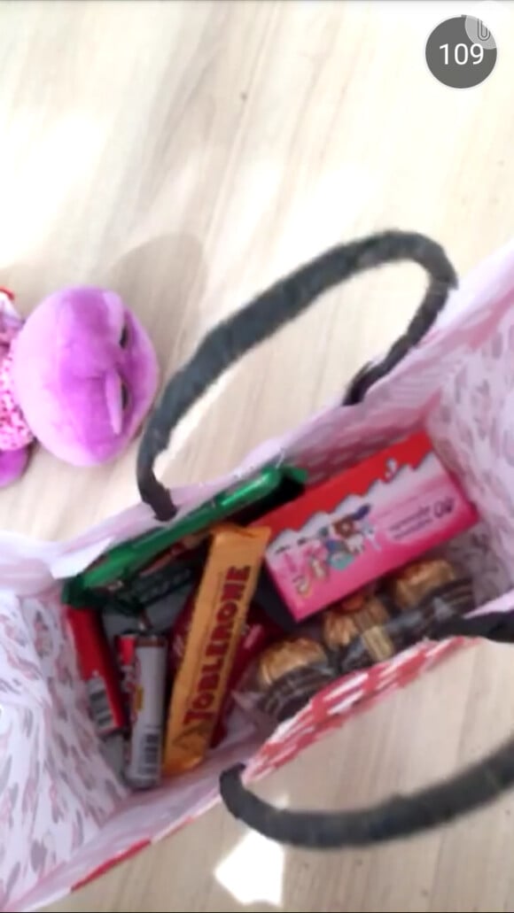'Amo ganhar presentes', afirmou a atriz, depois de abrir a sacola de doces
