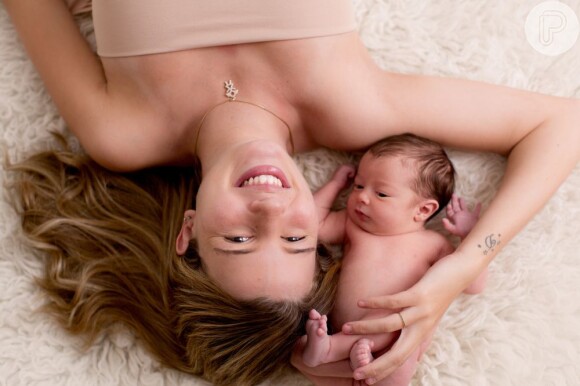 Debby posa com a filha, Duda, em fotos após uma semana de nascida. O ensaio é para um book de família da pequena