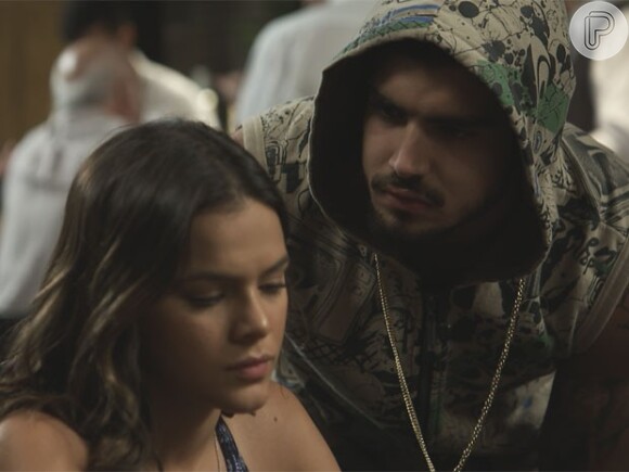 Mari (Bruna Marquezine) procra Grego (Caio Castro) para pedir que ele se afaste de sua irmã, mas ele diz que só fará isso se ela se ela desistir de Benjamin (Maurício Destri), na novela 'I Love Paraisópolis'