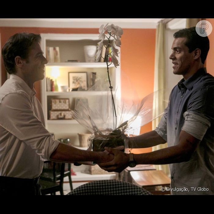 Sérgio (Cláudio Lins) vai assumir o namoro com Ivan (Marcello Melo Jr
