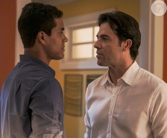 Sérgio (Cláudio Lins) tem sua primeira vez com um homem com Ivan (Marcello Melo Jr.) na novela 'Babilônia'