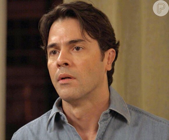 Diogo (THiago Martins) pede ajuda a Sérgio (Cláudio Lins) após o atropelamento de Ivan (Marcello Melo Jr.) na novela 'Babilônia'