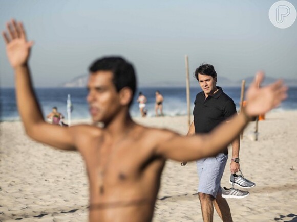 Ivan (Marcello Melo Jr.) dá aulas de slackline na praia, onde Sérgio (Cláudio Lins) o viu pela primeira vez, na novela 'Babilônia'
