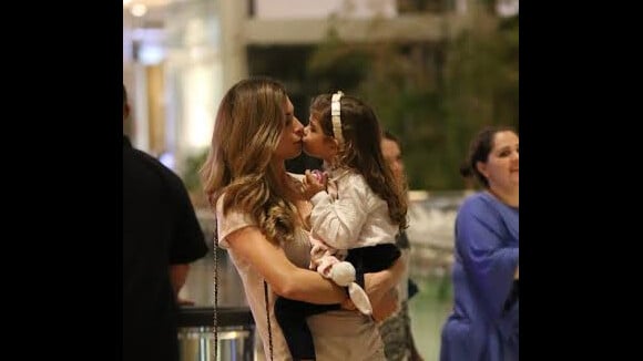 Grazi Massafera dá selinho na filha, Sofia, durante passeio em shopping no Rio
