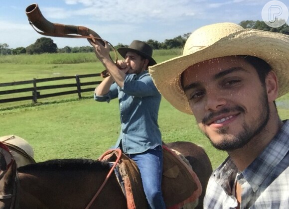 Rodrigo Simas e Daniel Rocha tocam boiada no Pantanal, no Mato Grosso do Sul, na temporada de férias no 'Estrelas', em programa exibido em 01 de agosto de 2015