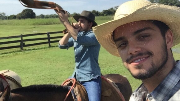 'Estrelas': Rodrigo Simas e Daniel Rocha cavalgam e tocam boiada no Pantanal