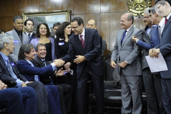 Henrique Eduardo Alves, presidente da Câmara dos Deputados, cumprimenta o cantor Roberto Carlos 