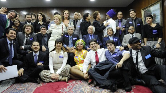 Roberto Carlos se junta a outros artistas em votação da PEC do Ecad, em Brasília