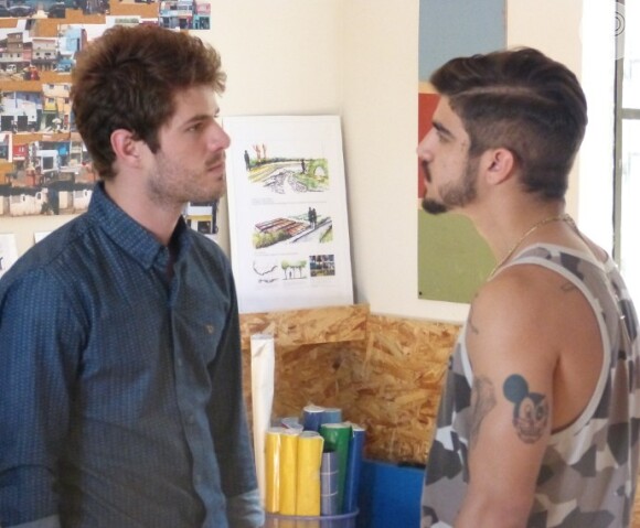 Grego (Caio Castro) e Benjamin (Maurício Destri) discutem por causa da aproximação do chefe do comando com Margot (Maria Casadevall), na novela 'I Love Paraisópolis'