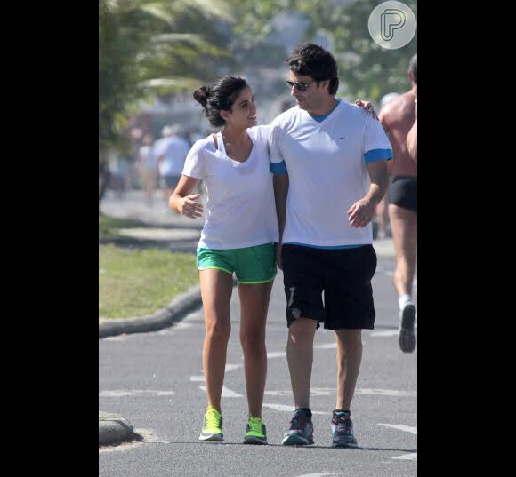 Vanessa Giácomo caminha com o marido Giuseppe Dioguradi na praia da Barra da Tijuca, Zona Oeste do Rio de Janeiro