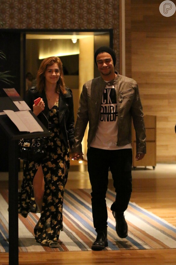 Sophia Abrahão e Sergio Malheiros passeiam de mãos dadas em shopping da Barra da Tijuca, Zona Oeste do Rio de Janeiro