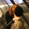 Sophia Abrahão e Sergio Malheiros se beijam em escada rolante de shopping